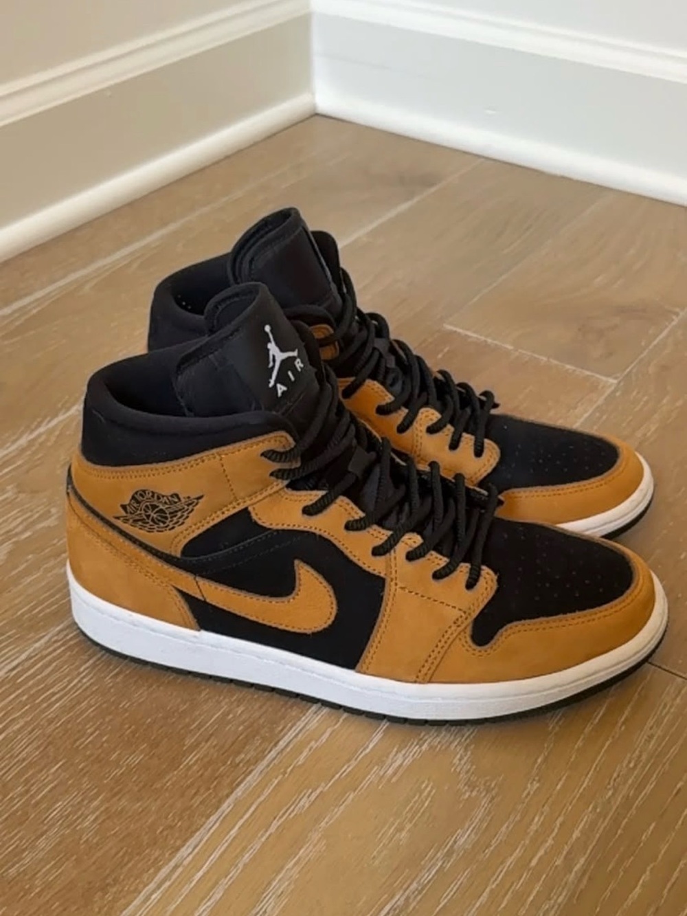 Women’s Air Jordan 1 Mid SE Sneaker - Size 9